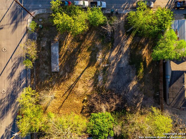 Listing photo id 15 for 2734 Hicks Ave