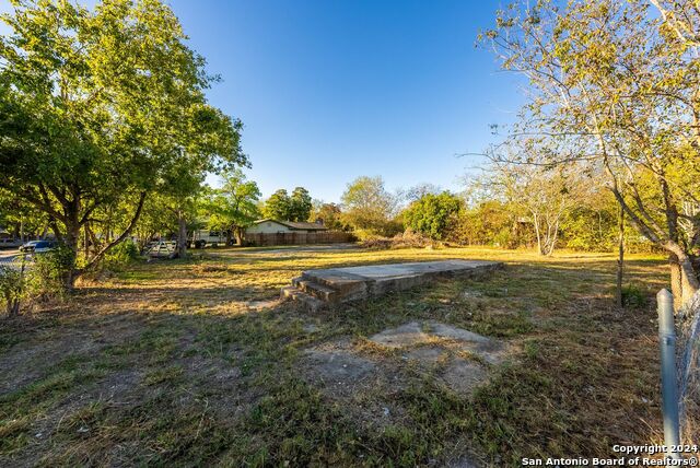 Listing photo id 16 for 2734 Hicks Ave