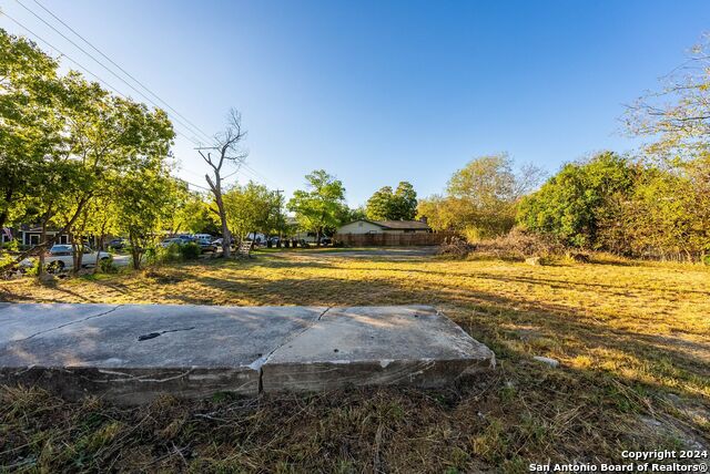 Listing photo id 17 for 2734 Hicks Ave