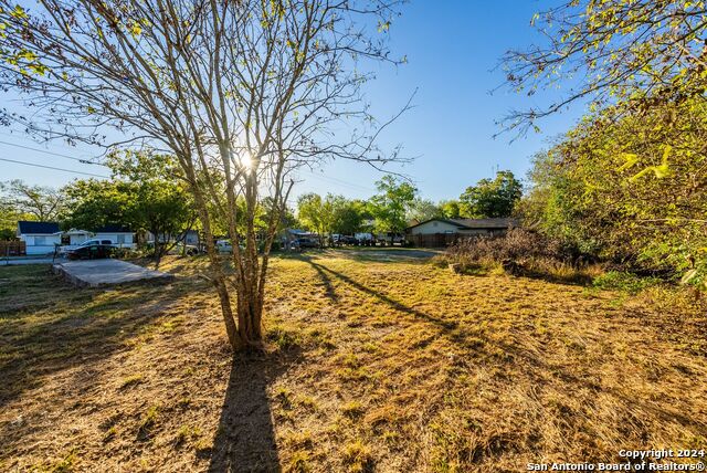 Listing photo id 18 for 2734 Hicks Ave