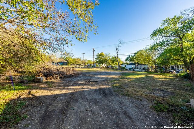 Listing photo id 19 for 2734 Hicks Ave