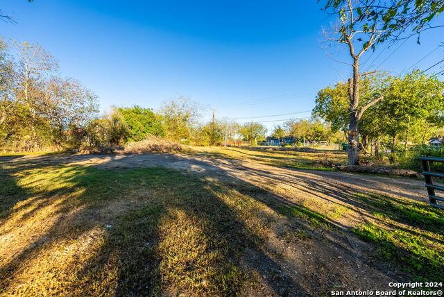 Listing photo id 20 for 2734 Hicks Ave