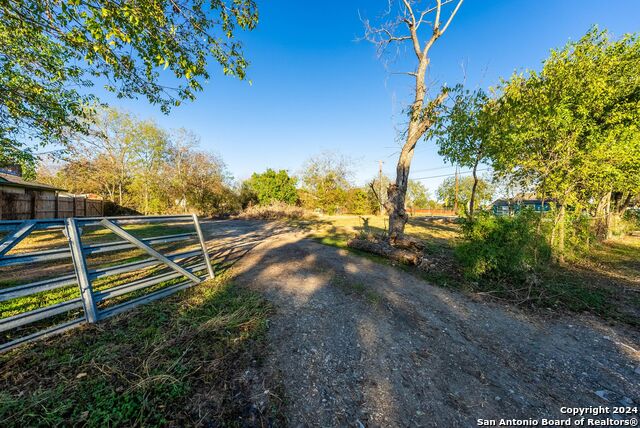 Listing photo id 21 for 2734 Hicks Ave