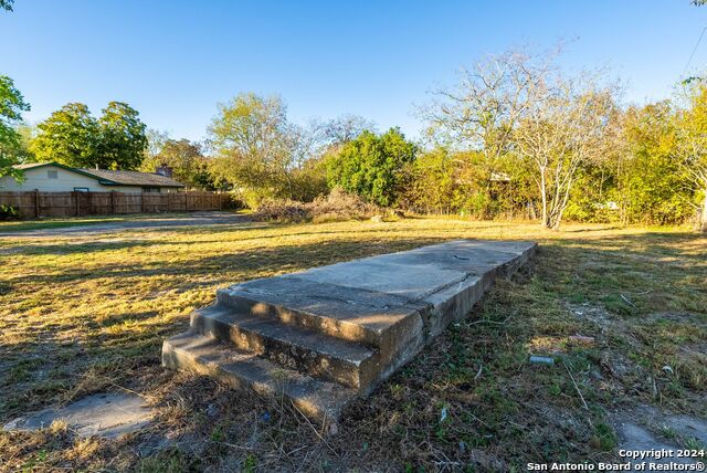 Listing photo id 22 for 2734 Hicks Ave