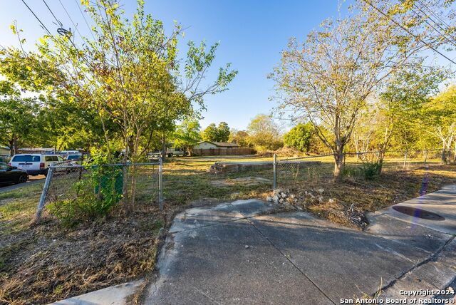 Listing photo id 23 for 2734 Hicks Ave