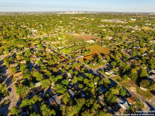 Listing photo id 4 for 2734 Hicks Ave