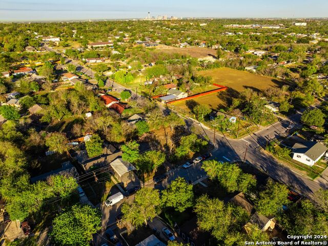 Listing photo id 6 for 2734 Hicks Ave