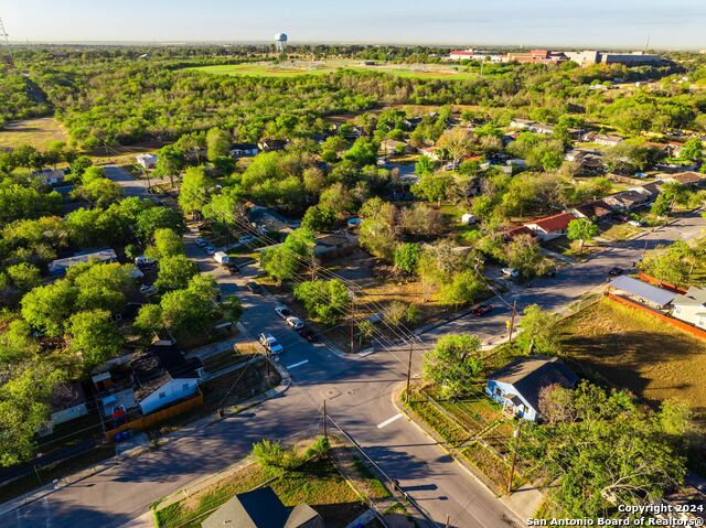 Listing photo id 7 for 2734 Hicks Ave