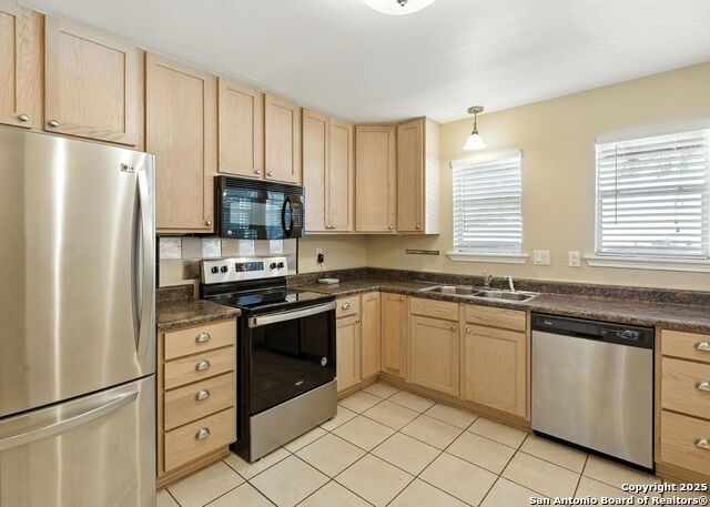 Image 4 of 18 For 661 Floral  Apt C