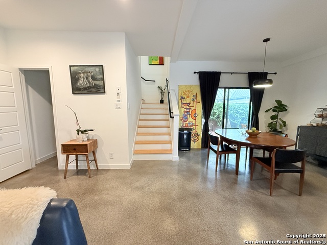 Listing photo id 11 for 911 North Pine Street