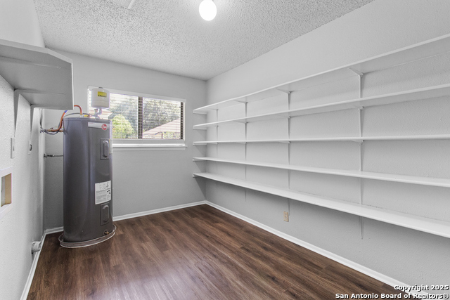 Listing photo id 9 for 9811 Kelton  