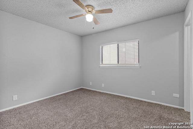 Listing photo id 12 for 9811 Kelton  