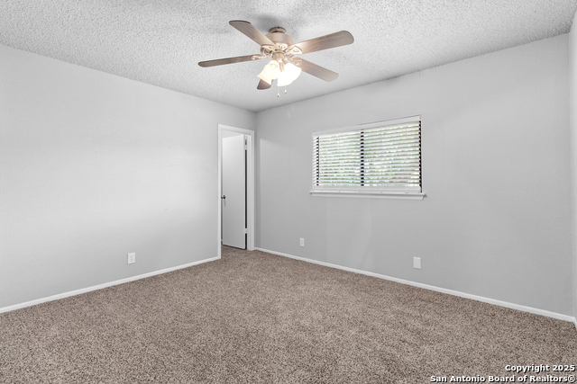 Listing photo id 14 for 9811 Kelton  