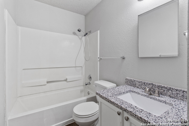 Listing photo id 16 for 9811 Kelton  