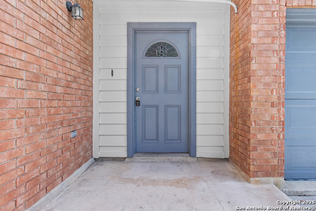 Listing photo id 1 for 9811 Kelton  