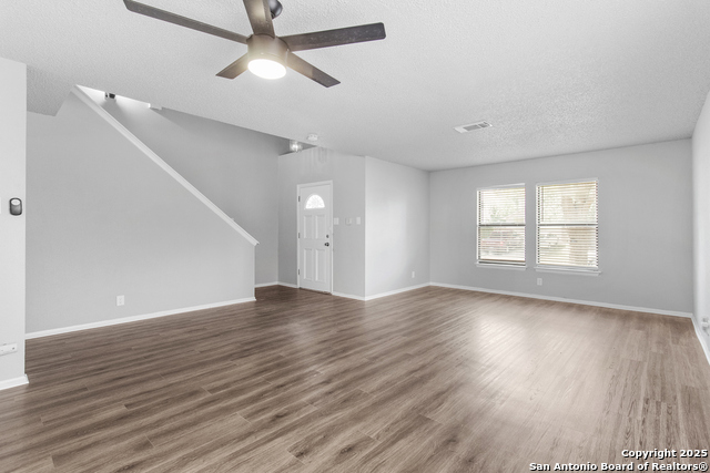 Listing photo id 2 for 9811 Kelton  