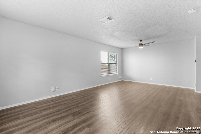 Listing photo id 3 for 9811 Kelton  