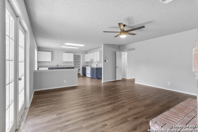 Listing photo id 6 for 9811 Kelton  