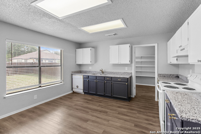 Listing photo id 7 for 9811 Kelton  