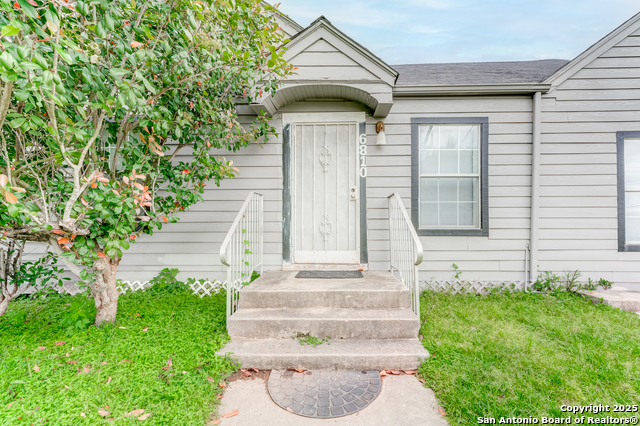 Listing photo id 2 for 6810 Eastwood St