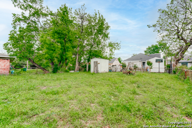 Listing photo id 3 for 6810 Eastwood St