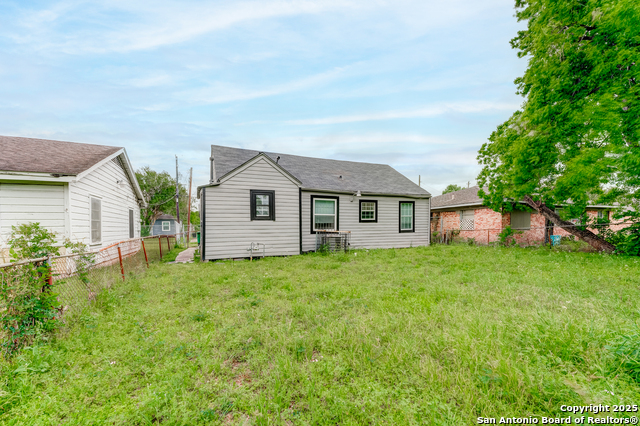 Listing photo id 4 for 6810 Eastwood St