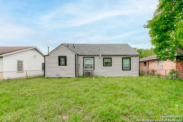 Listing photo id 5 for 6810 Eastwood St