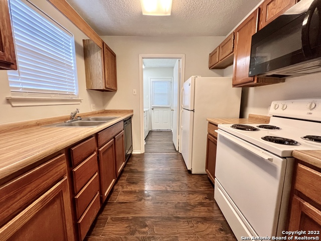 Image 3 of 14 For 4545 Hoeneke St  304