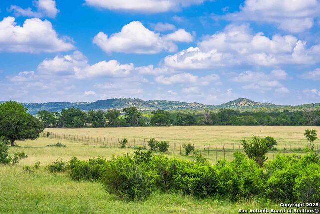 Listing photo id 2 for 8 Cypress Creek Rd