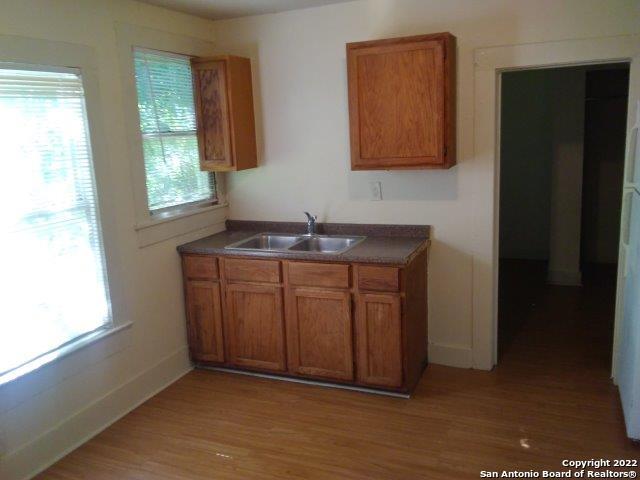 Image 10 of 14 For 905 Lynwood Ave W 2