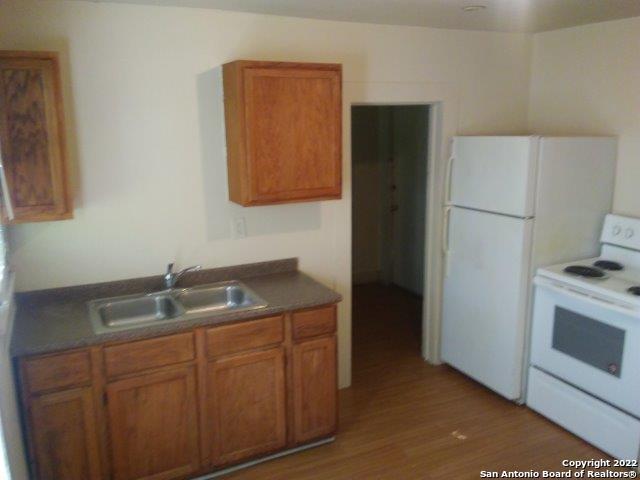 Image 11 of 14 For 905 Lynwood Ave W 2