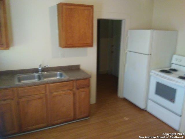 Image 9 of 14 For 905 Lynwood Ave W 2