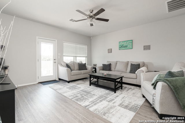 Listing photo id 8 for 556 Long Leaf