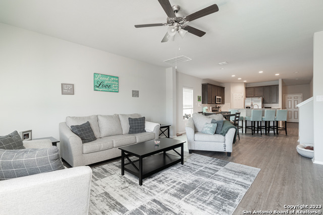 Listing photo id 9 for 556 Long Leaf