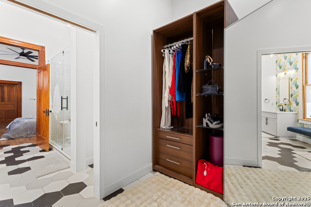Listing photo id 5 for 232 Lavaca