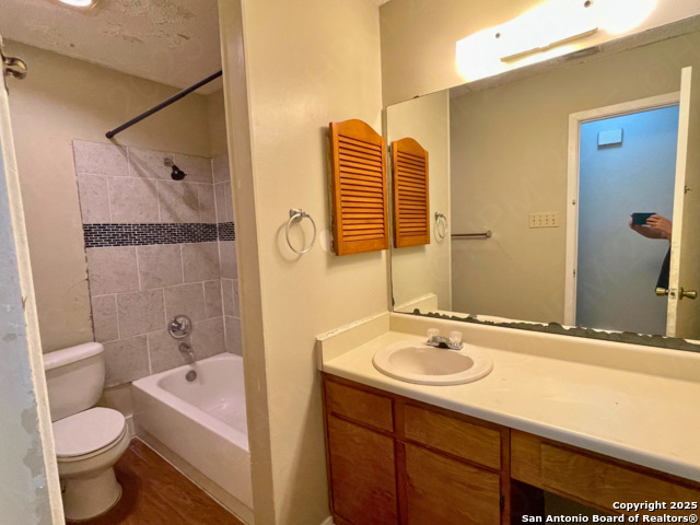 Image 10 of 13 For 14418 Waddesdon Bluff