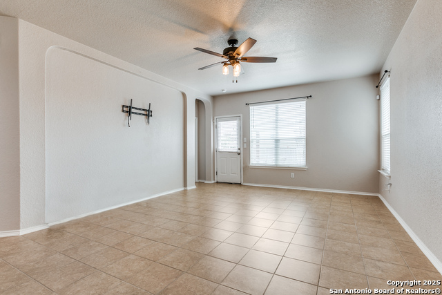 Listing photo id 3 for 10318 Floore Hollow