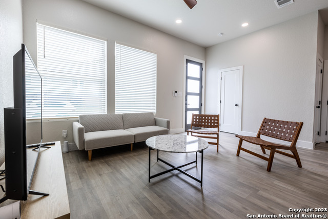 Listing photo id 21 for 343 Porter St 101