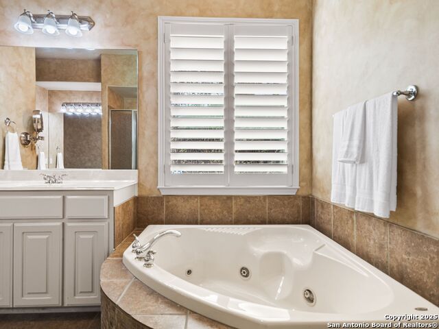 Listing photo id 23 for 18339 Emerald Oaks Dr