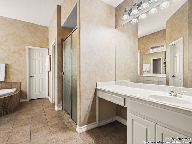 Listing photo id 25 for 18339 Emerald Oaks Dr