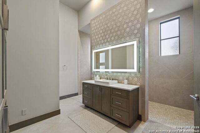 Listing photo id 12 for 8129 Garden Oaks Dr