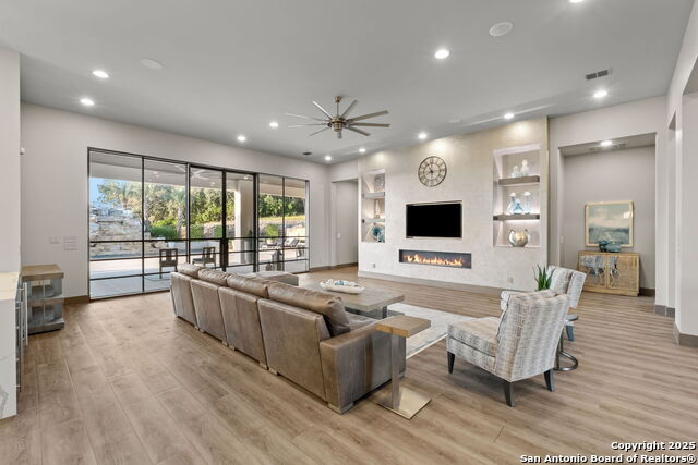 Listing photo id 16 for 8129 Garden Oaks Dr