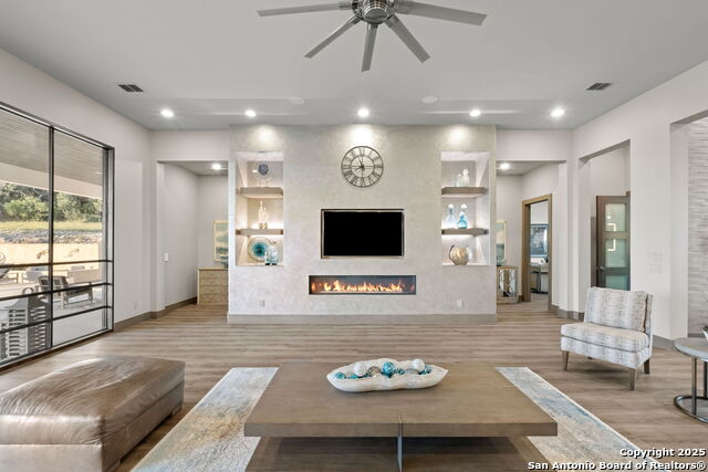Listing photo id 17 for 8129 Garden Oaks Dr