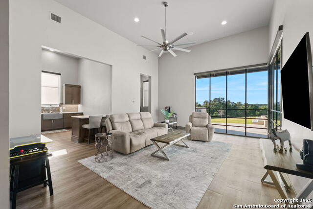 Listing photo id 26 for 8129 Garden Oaks Dr