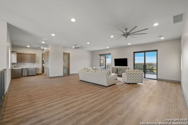 Listing photo id 30 for 8129 Garden Oaks Dr
