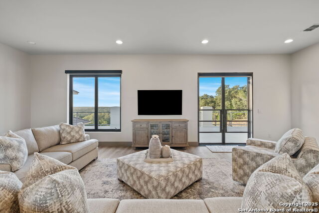 Listing photo id 31 for 8129 Garden Oaks Dr
