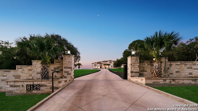 Listing photo id 46 for 8129 Garden Oaks Dr