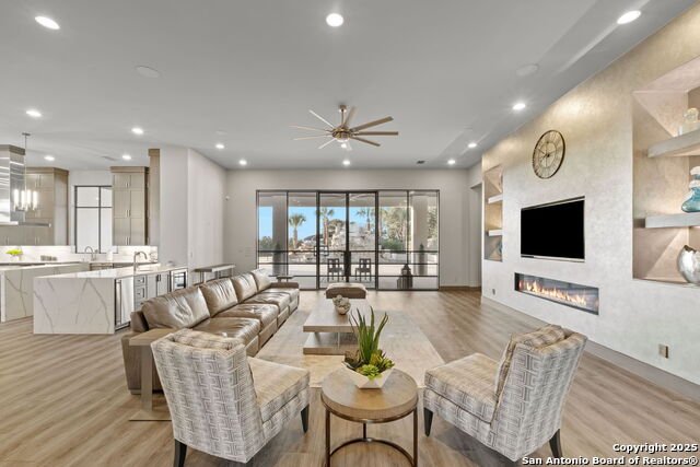 Listing photo id 7 for 8129 Garden Oaks Dr