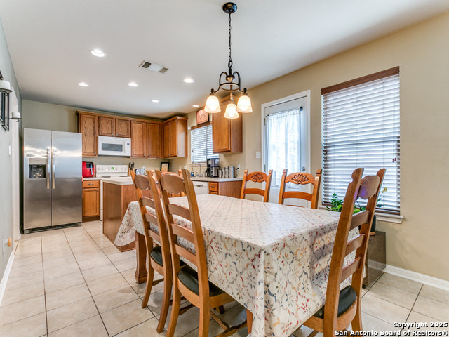 Listing photo id 10 for 133 Falling Sun