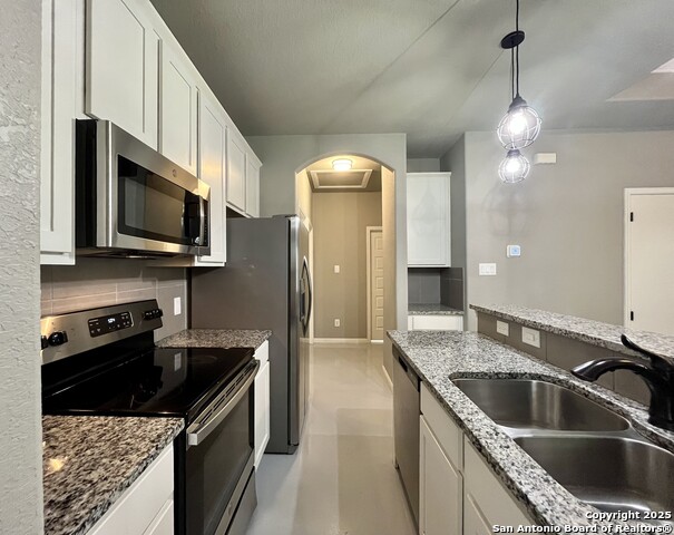 Image 10 of 33 For 913 Seideman St E